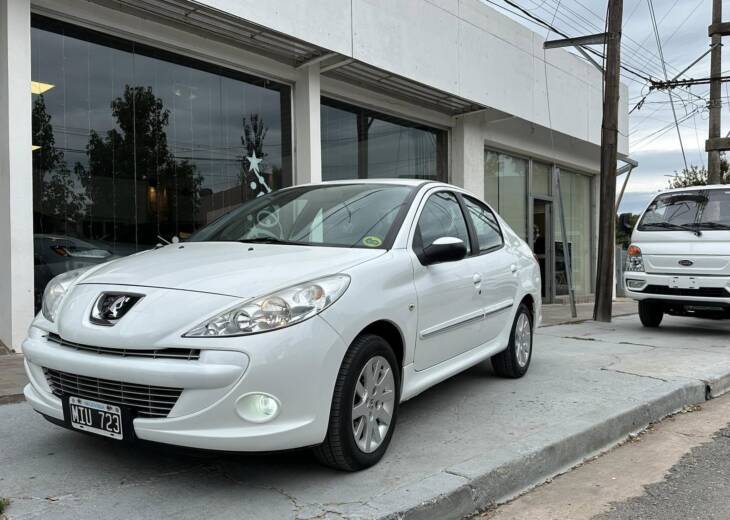 PEUGEOT 207 1.6 NAFTA MANUAL COMPACT FELINE año 2013 IMPECABLE! Financia Bco. Santander. Acércate a ORIO HNOS, SAN GENARO, concesionario oficial JMC, ISUZU, KAMA Camiones