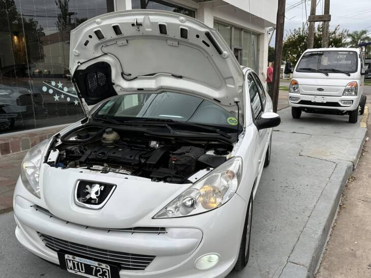 PEUGEOT 207 1.6 NAFTA MANUAL COMPACT FELINE año 2013 IMPECABLE! Financia Bco. Santander. Acércate a ORIO HNOS, SAN GENARO, concesionario oficial JMC, ISUZU, KAMA Camiones - Imagen 14