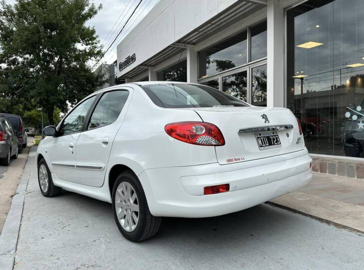 PEUGEOT 207 1.6 NAFTA MANUAL COMPACT FELINE año 2013 IMPECABLE! Financia Bco. Santander. Acércate a ORIO HNOS, SAN GENARO, concesionario oficial JMC, ISUZU, KAMA Camiones - Imagen 3