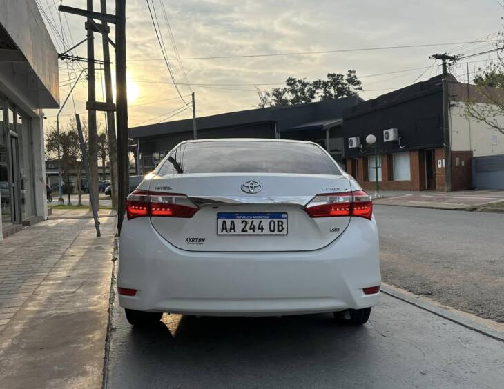 TOYOTA COROLLA 1.8 XEI CVT año 2016 muy buena unidad! Financia Bco. Santander. Acércate a ORIO HNOS, SAN GENARO, concesionario oficial JMC, ISUZU, KAMA Camiones - Imagen 5