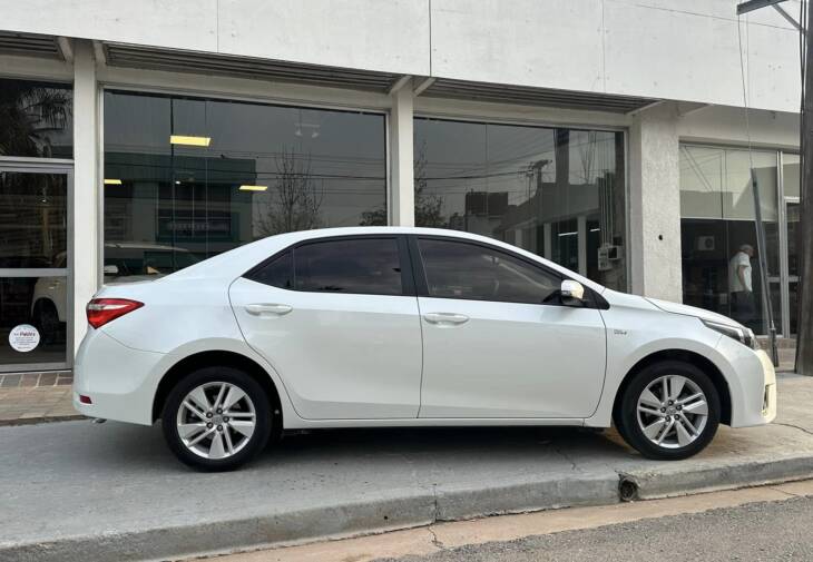 TOYOTA COROLLA 1.8 XEI CVT año 2016 muy buena unidad! Financia Bco. Santander. Acércate a ORIO HNOS, SAN GENARO, concesionario oficial JMC, ISUZU, KAMA Camiones - Imagen 2