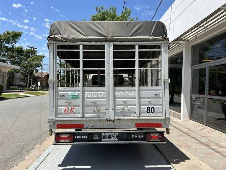 IVECO DAILY 35C14 PASO 3750 CHASIS con CABINA año 2015 IMPECABLE! Financia Bco. Santander. Acércate a ORIO HNOS, SAN GENARO, concesionario oficial JMC, ISUZU, KAMA Camiones - Imagen 4