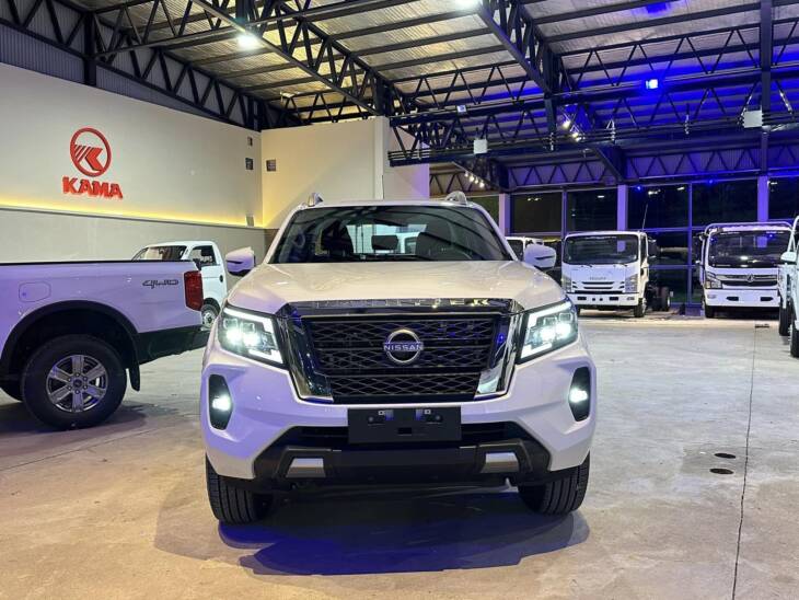 NISSAN FRONTIER 2.3 A/T XE 4x2 0Km my2024. Financia Bco. Santander. Acércate a ORIO HNOS, SAN GENARO, concesionario oficial JMC, ISUZU, KAMA Camiones - Imagen 2