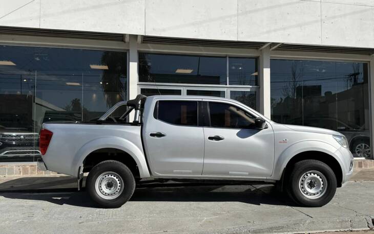 NISSAN NP300 FRONTIER 2.3 TDI MANUAL SE 4x2 año 2017 FUNCIONA PERFECTO! Financia Bco. Santander. Acércate a ORIO HNOS, SAN GENARO, concesionario oficial SHINERAY - Imagen 2