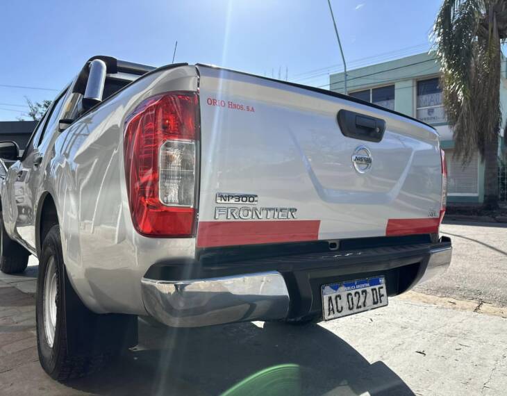 NISSAN NP300 FRONTIER 2.3 TDI MANUAL SE 4x2 año 2017 FUNCIONA PERFECTO! Financia Bco. Santander. Acércate a ORIO HNOS, SAN GENARO, concesionario oficial SHINERAY - Imagen 7