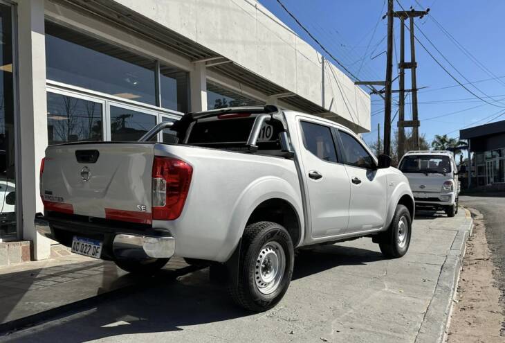 NISSAN NP300 FRONTIER 2.3 TDI MANUAL SE 4x2 año 2017 FUNCIONA PERFECTO! Financia Bco. Santander. Acércate a ORIO HNOS, SAN GENARO, concesionario oficial SHINERAY - Imagen 3