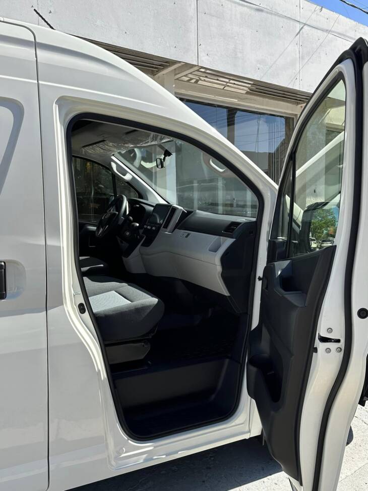 TOYOTA HIACE FURGON 2.8 TDI 6 A/T AUTOMATICO 3ª L2H2 0Km My2024. Financia Bco. Santander. Acércate a ORIO HNOS, SAN GENARO, concesionario oficial JMC, ISUZU, KAMA Camiones - Imagen 9