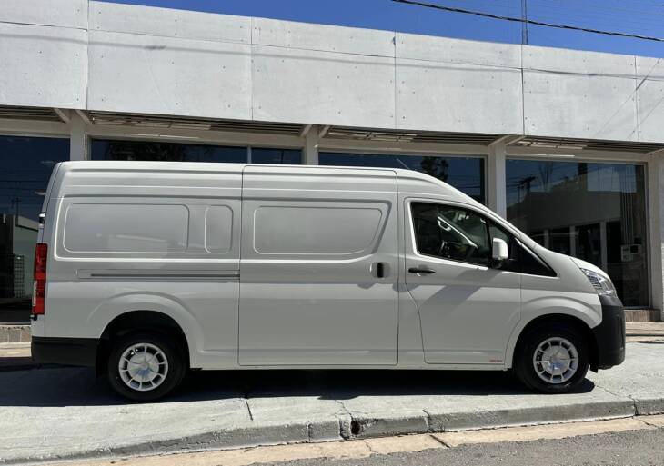 TOYOTA HIACE FURGON 2.8 TDI 6 A/T AUTOMATICO 3ª L2H2 0Km My2024. Financia Bco. Santander. Acércate a ORIO HNOS, SAN GENARO, concesionario oficial JMC, ISUZU, KAMA Camiones - Imagen 2