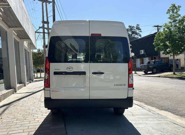 TOYOTA HIACE FURGON 2.8 TDI 6 A/T AUTOMATICO 3ª L2H2 0Km My2024. Financia Bco. Santander. Acércate a ORIO HNOS, SAN GENARO, concesionario oficial JMC, ISUZU, KAMA Camiones - Imagen 4