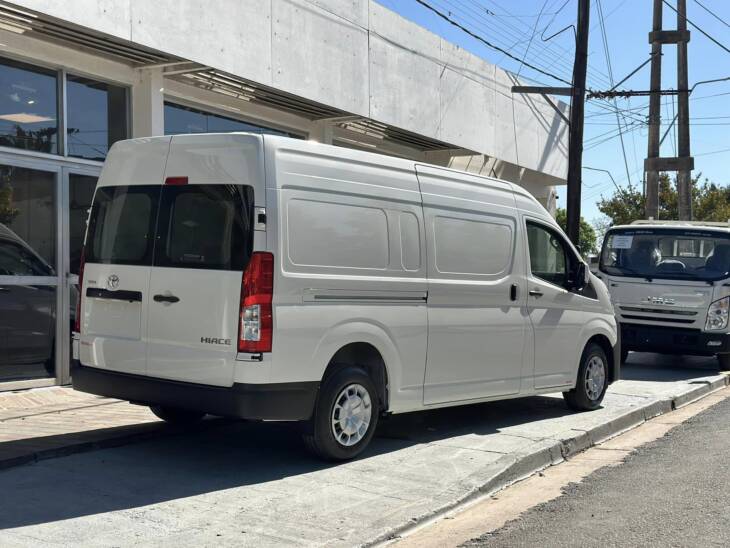 TOYOTA HIACE FURGON 2.8 TDI 6 A/T AUTOMATICO 3ª L2H2 0Km My2024. Financia Bco. Santander. Acércate a ORIO HNOS, SAN GENARO, concesionario oficial JMC, ISUZU, KAMA Camiones - Imagen 3