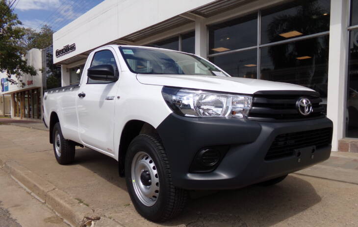 Toyota HILUX C/SIMPLE 2.4 TDI 4x4 0km my2025. Financia Bco. Santander. Acércate a ORIO HNOS, SAN GENARO, concesionario oficial JMC, ISUZU, KAMA Camiones