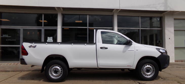 Toyota HILUX C/SIMPLE 2.4 TDI 4x4 0km my2025. Financia Bco. Santander. Acércate a ORIO HNOS, SAN GENARO, concesionario oficial JMC, ISUZU, KAMA Camiones - Imagen 2