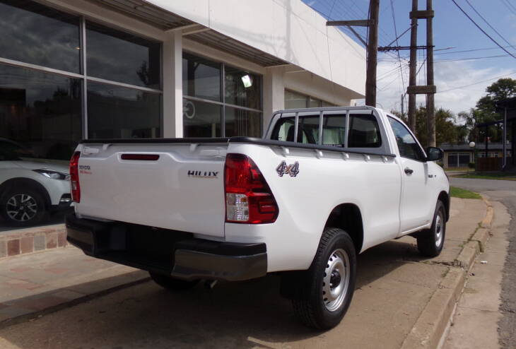 Toyota HILUX C/SIMPLE 2.4 TDI 4x4 0km my2025. Financia Bco. Santander. Acércate a ORIO HNOS, SAN GENARO, concesionario oficial JMC, ISUZU, KAMA Camiones - Imagen 3