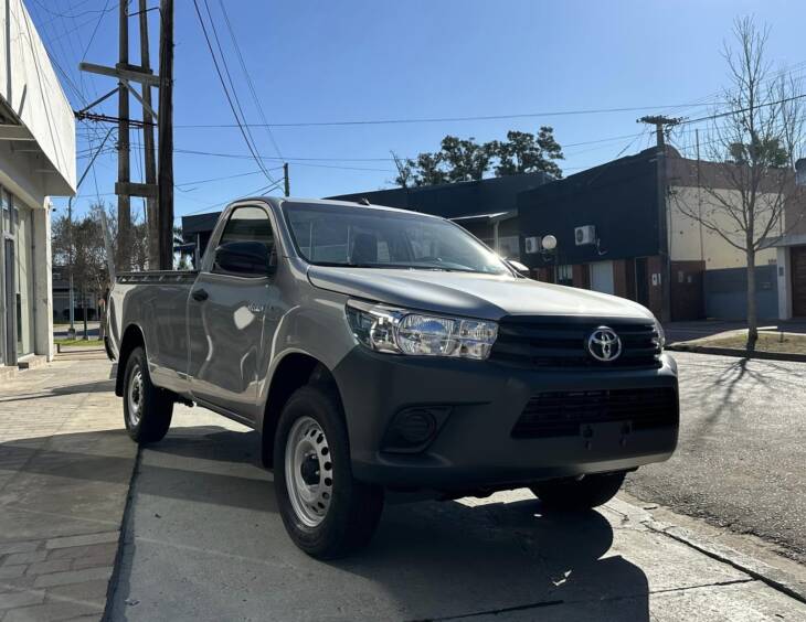 Toyota HILUX C/SIMPLE 2.4 TDI 4x4 0km my2025 gris plata. DISPONIBLE. Financia Bco. Santander. Acércate a ORIO HNOS, SAN GENARO, concesionario oficial JMC, ISUZU, KAMA Camiones - Imagen 7