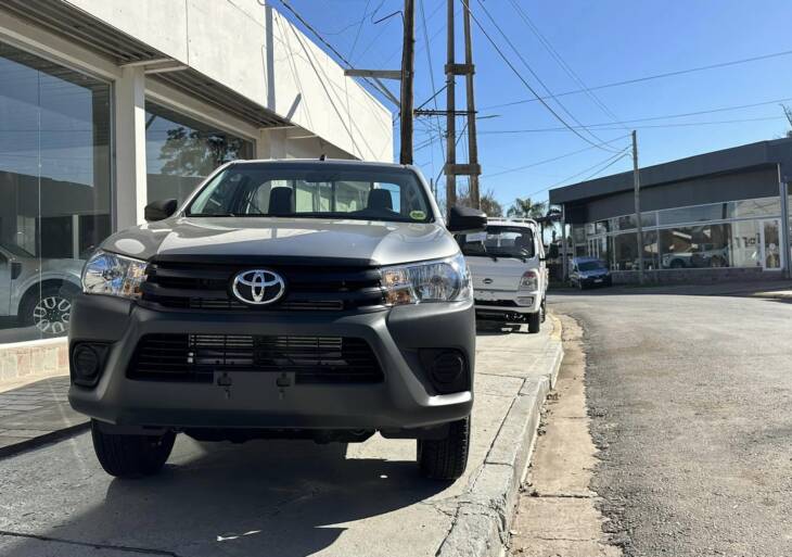 Toyota HILUX C/SIMPLE 2.4 TDI 4x4 0km my2025 gris plata. DISPONIBLE. Financia Bco. Santander. Acércate a ORIO HNOS, SAN GENARO, concesionario oficial JMC, ISUZU, KAMA Camiones - Imagen 8