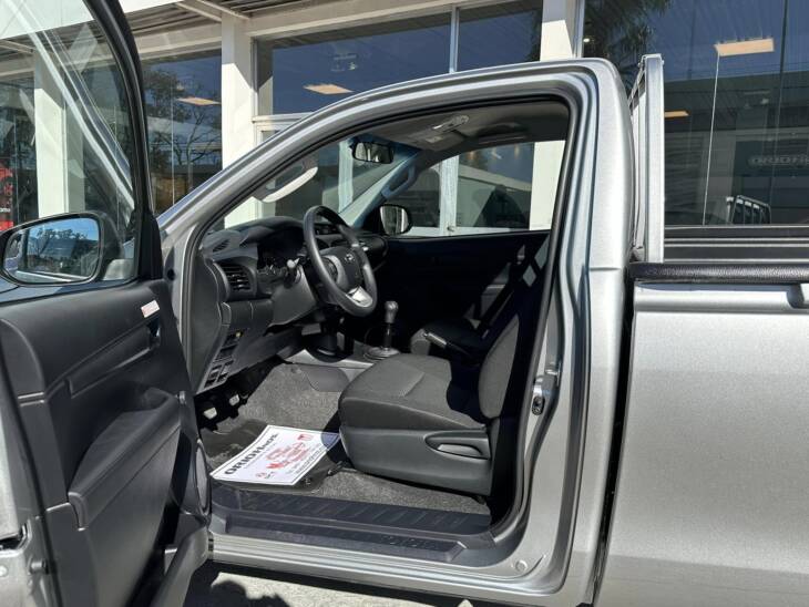 Toyota HILUX C/SIMPLE 2.4 TDI 4x4 0km my2025 gris plata. DISPONIBLE. Financia Bco. Santander. Acércate a ORIO HNOS, SAN GENARO, concesionario oficial JMC, ISUZU, KAMA Camiones - Imagen 9