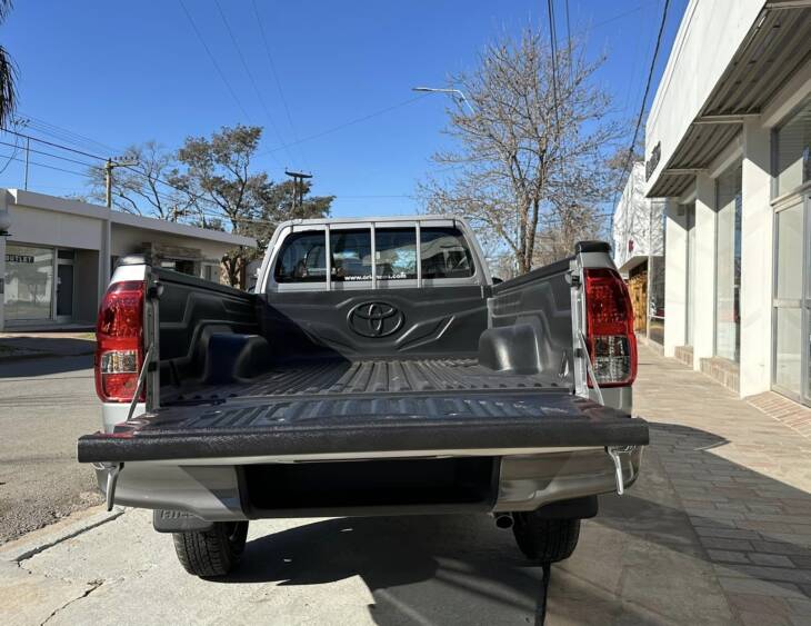 Toyota HILUX C/SIMPLE 2.4 TDI 4x4 0km my2025 gris plata. DISPONIBLE. Financia Bco. Santander. Acércate a ORIO HNOS, SAN GENARO, concesionario oficial JMC, ISUZU, KAMA Camiones - Imagen 6