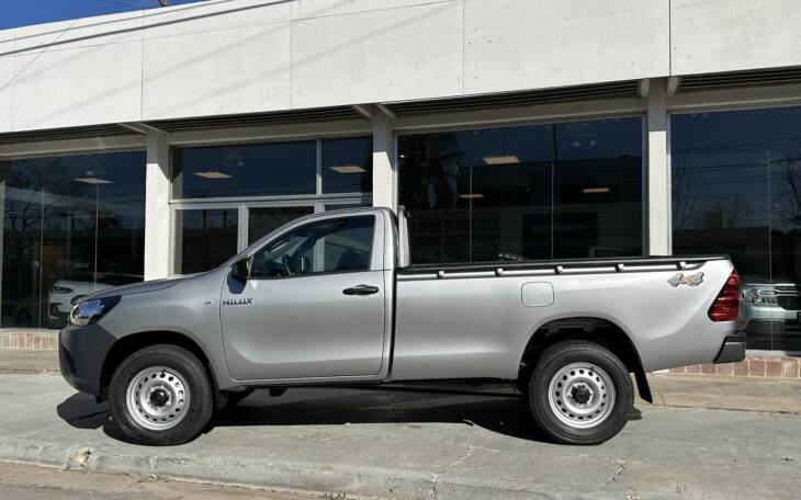 Toyota HILUX C/SIMPLE 2.4 TDI 4x4 0km my2025 gris plata. DISPONIBLE. Financia Bco. Santander. Acércate a ORIO HNOS, SAN GENARO, concesionario oficial JMC, ISUZU, KAMA Camiones - Imagen 2