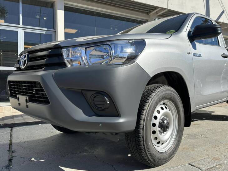 Toyota HILUX C/SIMPLE 2.4 TDI 4x4 0km my2025 gris plata. DISPONIBLE. Financia Bco. Santander. Acércate a ORIO HNOS, SAN GENARO, concesionario oficial JMC, ISUZU, KAMA Camiones - Imagen 12