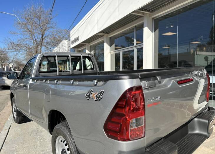 Toyota HILUX C/SIMPLE 2.4 TDI 4x4 0km my2025 gris plata. DISPONIBLE. Financia Bco. Santander. Acércate a ORIO HNOS, SAN GENARO, concesionario oficial JMC, ISUZU, KAMA Camiones - Imagen 4