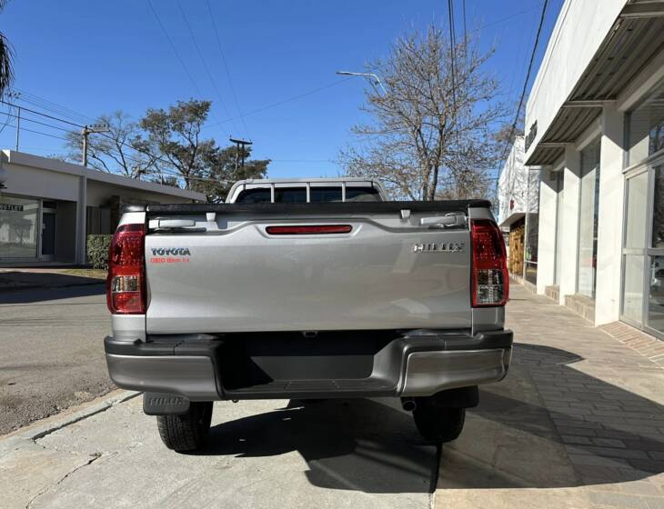 Toyota HILUX C/SIMPLE 2.4 TDI 4x4 0km my2025 gris plata. DISPONIBLE. Financia Bco. Santander. Acércate a ORIO HNOS, SAN GENARO, concesionario oficial JMC, ISUZU, KAMA Camiones - Imagen 5