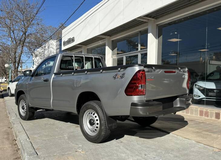 Toyota HILUX C/SIMPLE 2.4 TDI 4x4 0km my2025 gris plata. DISPONIBLE. Financia Bco. Santander. Acércate a ORIO HNOS, SAN GENARO, concesionario oficial JMC, ISUZU, KAMA Camiones - Imagen 3