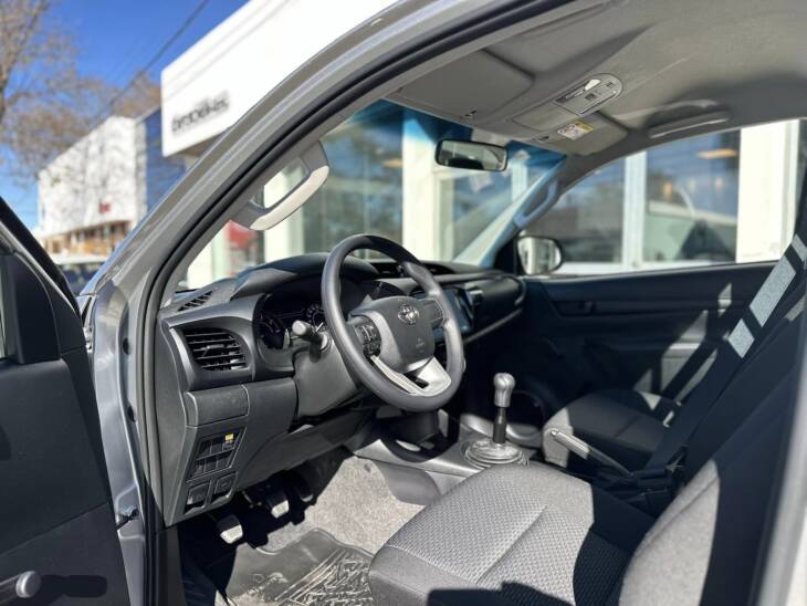 Toyota HILUX C/SIMPLE 2.4 TDI 4x4 0km my2025 gris plata. DISPONIBLE. Financia Bco. Santander. Acércate a ORIO HNOS, SAN GENARO, concesionario oficial JMC, ISUZU, KAMA Camiones - Imagen 10