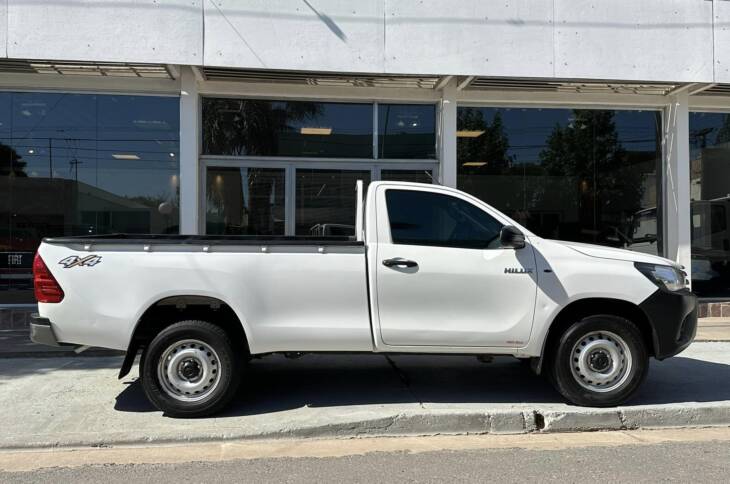 Toyota HILUX C/SIMPLE 2.4 TDI MANUAL 4x4 año 2018 SUPER RECOMENDABLE! Financia Bco. Santander. Acércate a ORIO HNOS, SAN GENARO, concesionario oficial SHINERAY - Imagen 2