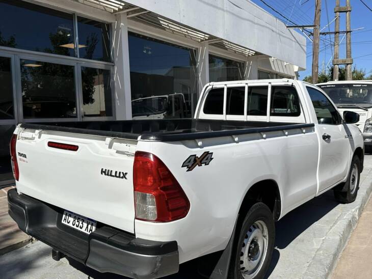 Toyota HILUX C/SIMPLE 2.4 TDI MANUAL 4x4 año 2018 SUPER RECOMENDABLE! Financia Bco. Santander. Acércate a ORIO HNOS, SAN GENARO, concesionario oficial SHINERAY - Imagen 4