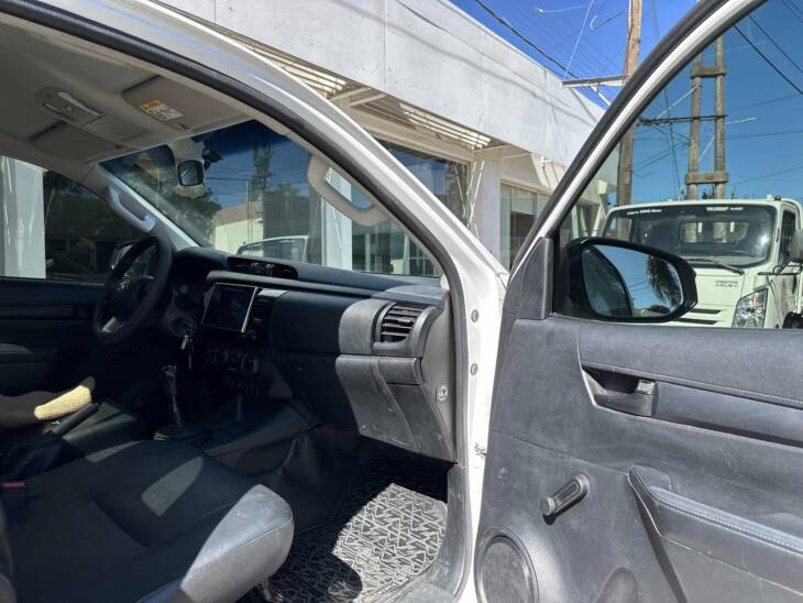 Toyota HILUX C/SIMPLE 2.4 TDI MANUAL 4x4 año 2018 SUPER RECOMENDABLE! Financia Bco. Santander. Acércate a ORIO HNOS, SAN GENARO, concesionario oficial SHINERAY - Imagen 12