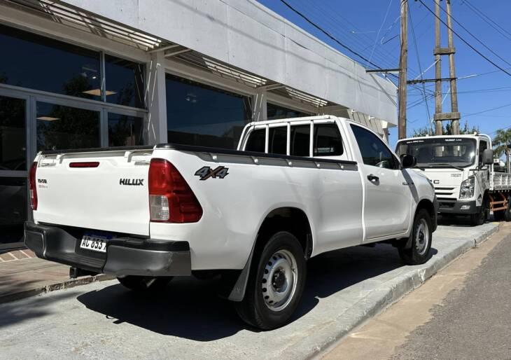 Toyota HILUX C/SIMPLE 2.4 TDI MANUAL 4x4 año 2018 SUPER RECOMENDABLE! Financia Bco. Santander. Acércate a ORIO HNOS, SAN GENARO, concesionario oficial SHINERAY - Imagen 3