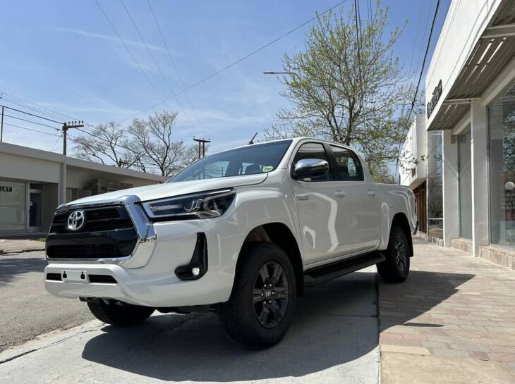 Toyota HILUX D/C 2.8 TDI AUTOMATICA SRV 4x4 0Km My2024 blanco perlado. Financia Bco. Santander. Acércate a ORIO HNOS, SAN GENARO, concesionario oficial JMC, ISUZU, KAMA Camiones - Imagen 7