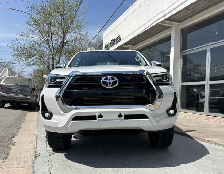 Toyota HILUX D/C 2.8 TDI AUTOMATICA SRV 4x4 0Km My2024 blanco perlado. Financia Bco. Santander. Acércate a ORIO HNOS, SAN GENARO, concesionario oficial JMC, ISUZU, KAMA Camiones - Imagen 8