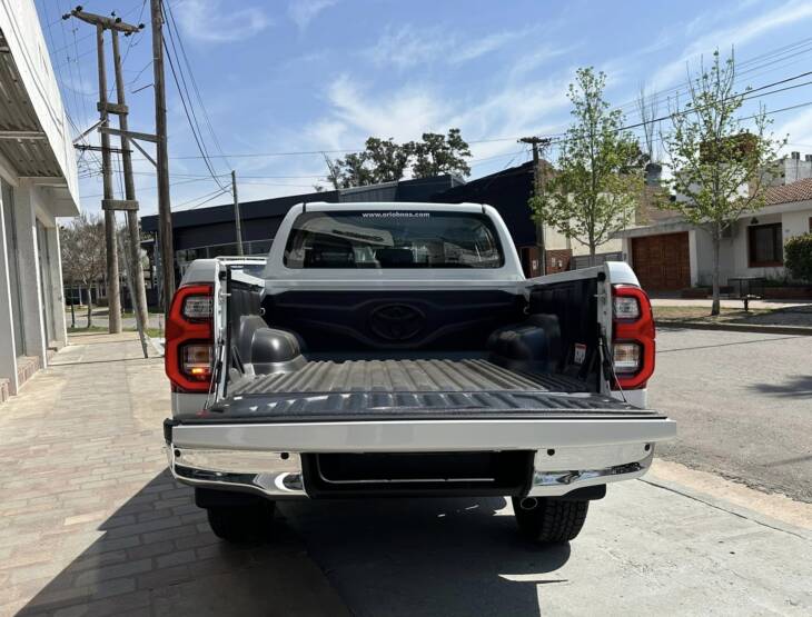 Toyota HILUX D/C 2.8 TDI AUTOMATICA SRV 4x4 0Km My2024 blanco perlado. Financia Bco. Santander. Acércate a ORIO HNOS, SAN GENARO, concesionario oficial JMC, ISUZU, KAMA Camiones - Imagen 6