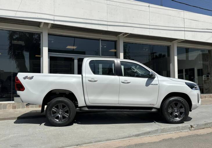 Toyota HILUX D/C 2.8 TDI AUTOMATICA SRV 4x4 0Km My2024 blanco perlado. Financia Bco. Santander. Acércate a ORIO HNOS, SAN GENARO, concesionario oficial JMC, ISUZU, KAMA Camiones - Imagen 2