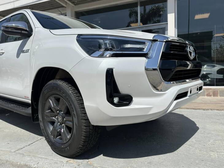 Toyota HILUX D/C 2.8 TDI AUTOMATICA SRV 4x4 0Km My2024 blanco perlado. Financia Bco. Santander. Acércate a ORIO HNOS, SAN GENARO, concesionario oficial JMC, ISUZU, KAMA Camiones - Imagen 13