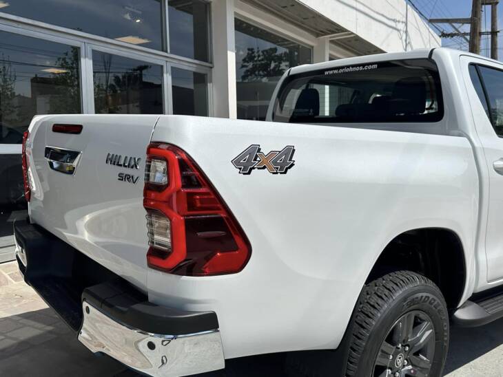 Toyota HILUX D/C 2.8 TDI AUTOMATICA SRV 4x4 0Km My2024 blanco perlado. Financia Bco. Santander. Acércate a ORIO HNOS, SAN GENARO, concesionario oficial JMC, ISUZU, KAMA Camiones - Imagen 4