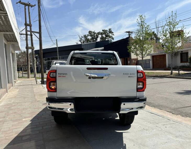 Toyota HILUX D/C 2.8 TDI AUTOMATICA SRV 4x4 0Km My2024 blanco perlado. Financia Bco. Santander. Acércate a ORIO HNOS, SAN GENARO, concesionario oficial JMC, ISUZU, KAMA Camiones - Imagen 5