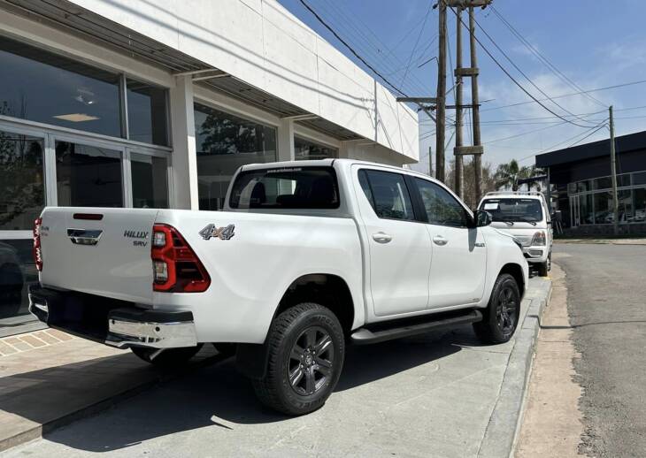 Toyota HILUX D/C 2.8 TDI AUTOMATICA SRV 4x4 0Km My2024 blanco perlado. Financia Bco. Santander. Acércate a ORIO HNOS, SAN GENARO, concesionario oficial JMC, ISUZU, KAMA Camiones - Imagen 3