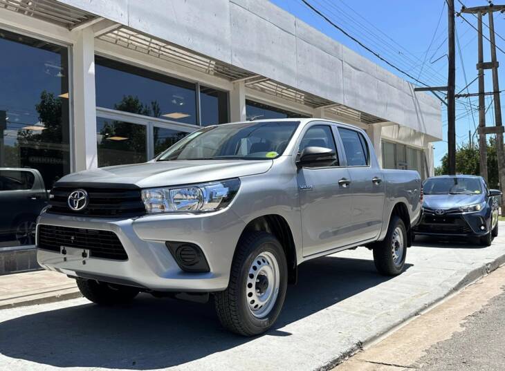 Toyota HILUX D/CABINA 2.4 TDI DX 4x4 0Km My2024 gris plata. DISPONIBLE. Financia Bco. Santander. Acércate a ORIO HNOS, SAN GENARO, concesionario oficial JMC, ISUZU, KAMA Camiones