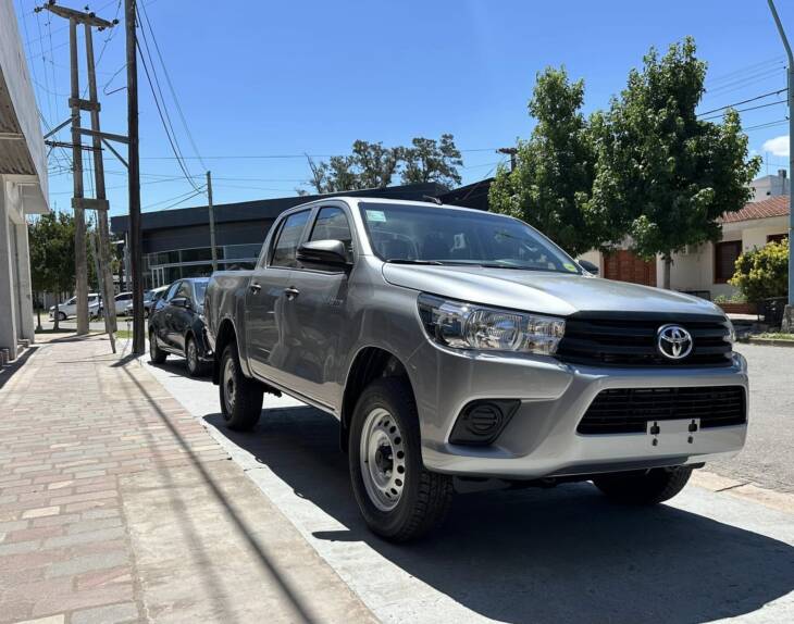 Toyota HILUX D/CABINA 2.4 TDI DX 4x4 0Km My2024 gris plata. DISPONIBLE. Financia Bco. Santander. Acércate a ORIO HNOS, SAN GENARO, concesionario oficial JMC, ISUZU, KAMA Camiones - Imagen 8