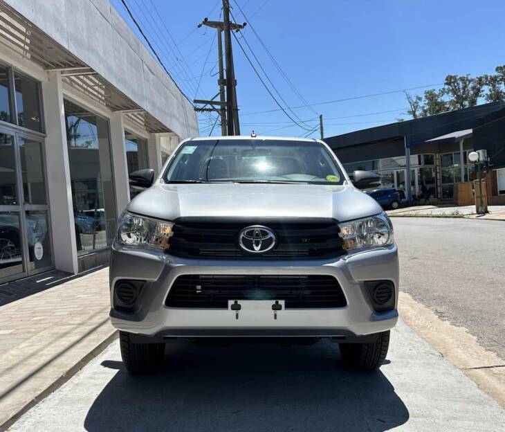 Toyota HILUX D/CABINA 2.4 TDI DX 4x4 0Km My2024 gris plata. DISPONIBLE. Financia Bco. Santander. Acércate a ORIO HNOS, SAN GENARO, concesionario oficial JMC, ISUZU, KAMA Camiones - Imagen 9