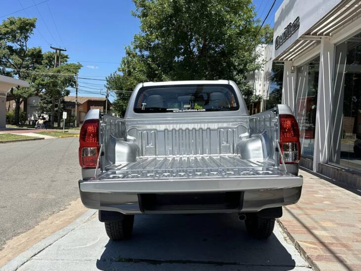 Toyota HILUX D/CABINA 2.4 TDI DX 4x4 0Km My2024 gris plata. DISPONIBLE. Financia Bco. Santander. Acércate a ORIO HNOS, SAN GENARO, concesionario oficial JMC, ISUZU, KAMA Camiones - Imagen 6