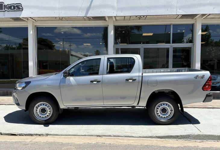 Toyota HILUX D/CABINA 2.4 TDI DX 4x4 0Km My2024 gris plata. DISPONIBLE. Financia Bco. Santander. Acércate a ORIO HNOS, SAN GENARO, concesionario oficial JMC, ISUZU, KAMA Camiones - Imagen 2