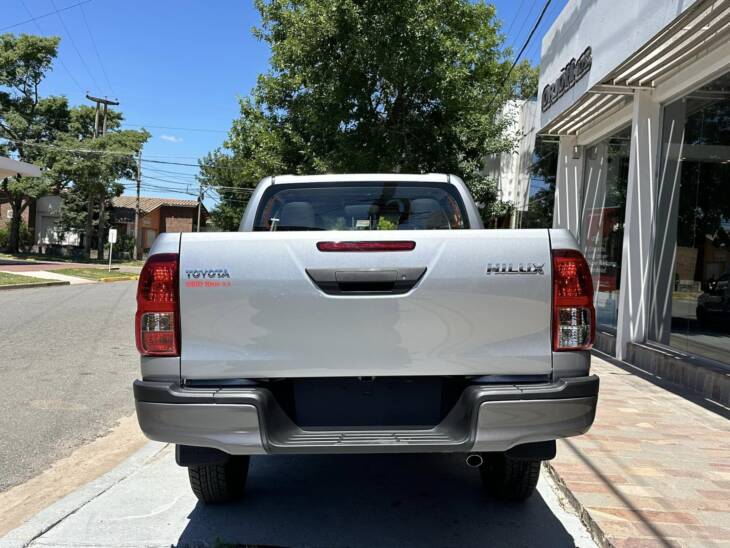 Toyota HILUX D/CABINA 2.4 TDI DX 4x4 0Km My2024 gris plata. DISPONIBLE. Financia Bco. Santander. Acércate a ORIO HNOS, SAN GENARO, concesionario oficial JMC, ISUZU, KAMA Camiones - Imagen 5