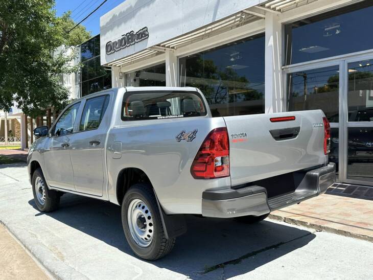 Toyota HILUX D/CABINA 2.4 TDI DX 4x4 0Km My2024 gris plata. DISPONIBLE. Financia Bco. Santander. Acércate a ORIO HNOS, SAN GENARO, concesionario oficial JMC, ISUZU, KAMA Camiones - Imagen 3