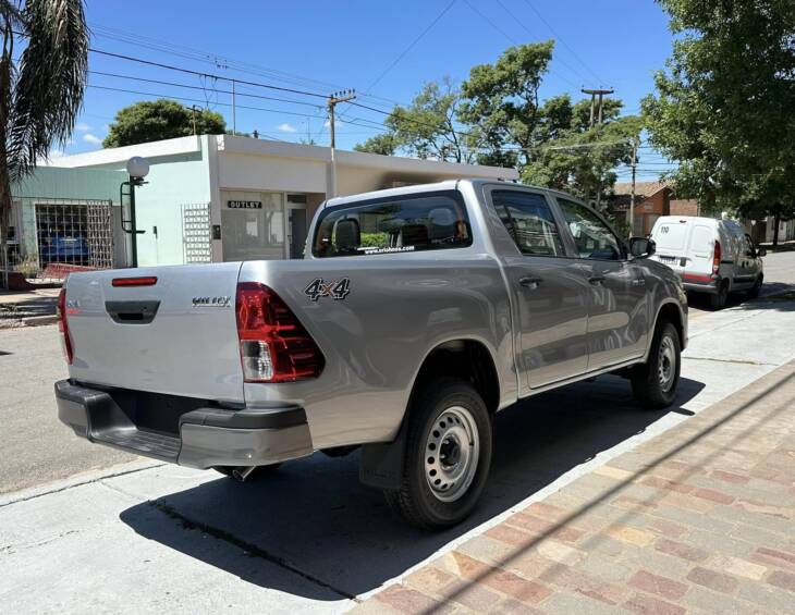 Toyota HILUX D/CABINA 2.4 TDI DX 4x4 0Km My2024 gris plata. DISPONIBLE. Financia Bco. Santander. Acércate a ORIO HNOS, SAN GENARO, concesionario oficial JMC, ISUZU, KAMA Camiones - Imagen 7