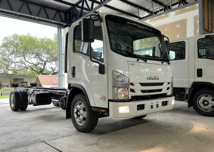 ISUZU NPR75 Cabina Simple Chasis Largo 0Km My2024 DISPONIBLES! EL MEJOR CAMION DEL MUNDO! Financia Bco. Santander. Acércate a ORIO HNOS, SAN GENARO, concesionario oficial DFM, JMC, ISUZU, KAMA Camiones - Imagen 4