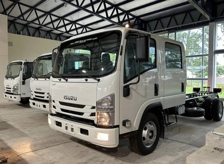 ISUZU NPR 75 CABINA DOBLE 5,2cc 160cv 7 PASAJ. 0Km my2023 DISPONIBLE. Financia Bco. Santander. Acércate a ORIO HNOS, SAN GENARO, concesionario oficial DFM, JMC, ISUZU, KAMA Camiones