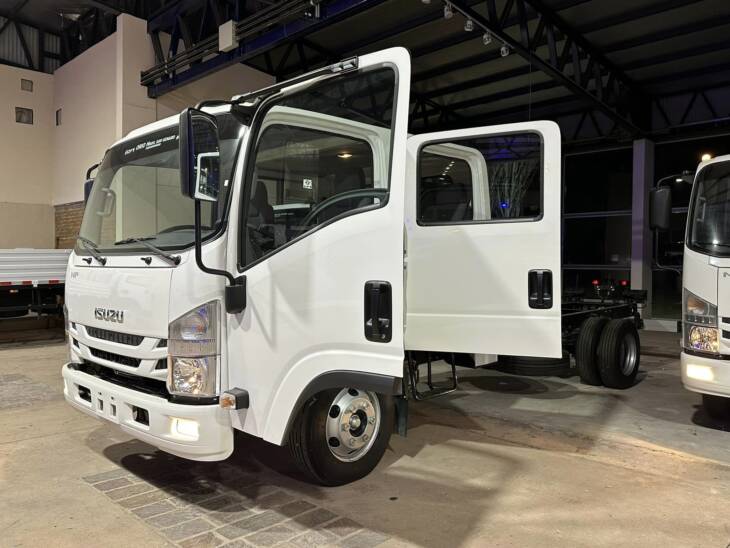 ISUZU NPR 75 CABINA DOBLE 5,2cc 160cv 7 PASAJ. 0Km my2023 DISPONIBLE. Financia Bco. Santander. Acércate a ORIO HNOS, SAN GENARO, concesionario oficial DFM, JMC, ISUZU, KAMA Camiones - Imagen 2